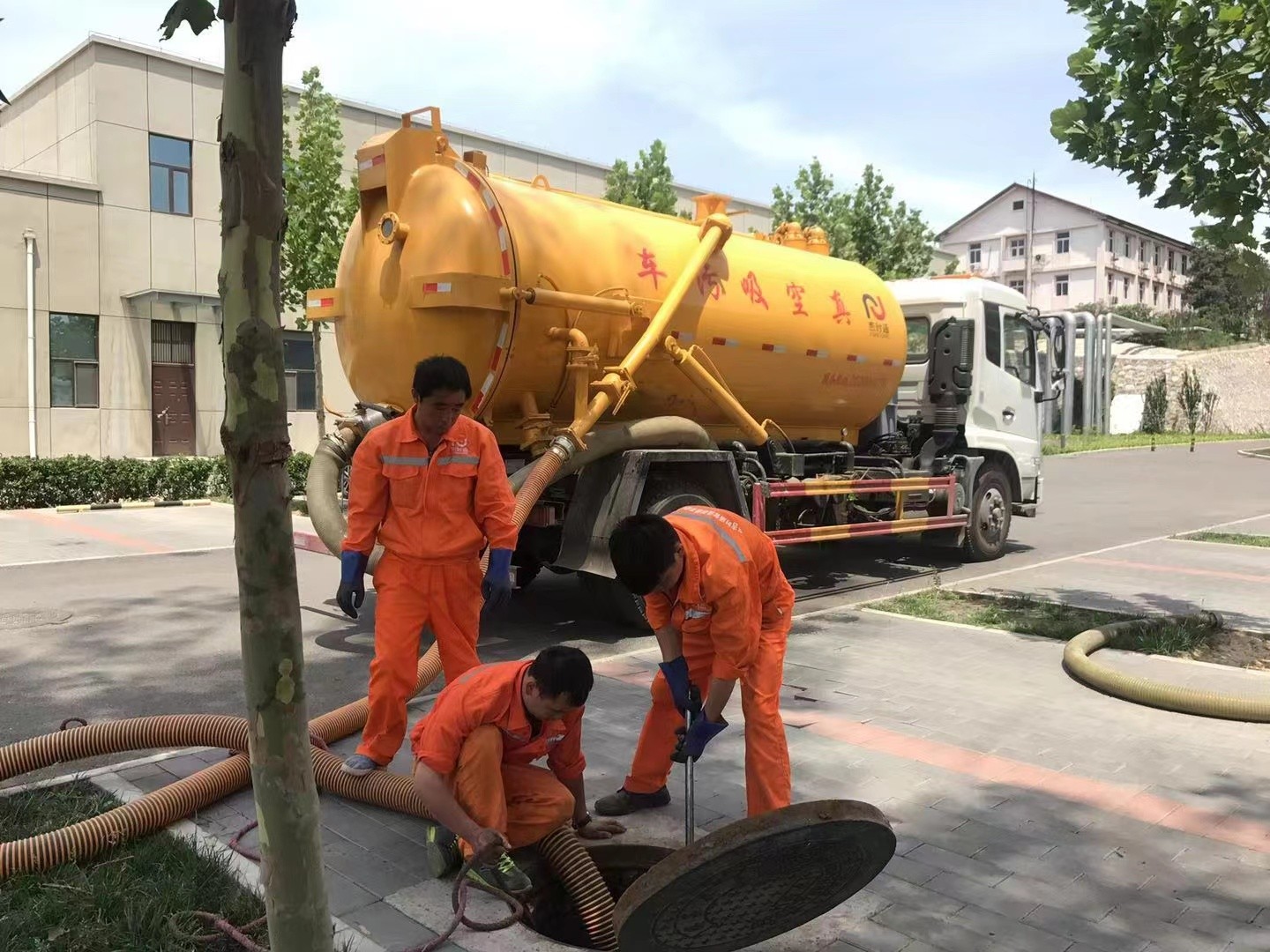 樊城管道疏通车停在窨井附近